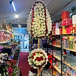  Alanya Çiçek Siparişi - 2 katlı kırmız beyaz çelenk